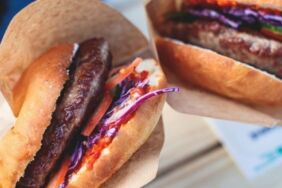 Balkanlar'dan efsanevi lezzet! Pljeskavica tarifi^